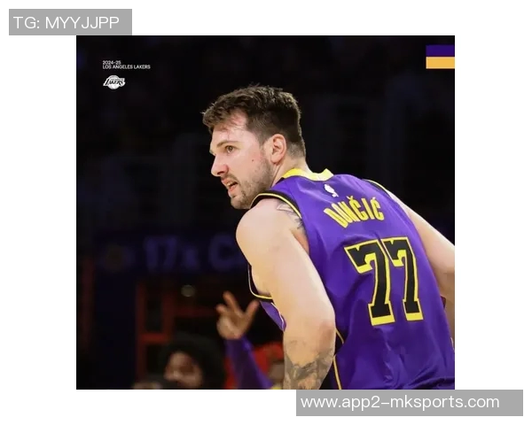 东契奇训练时单脚投三分球10米远险些命中引发里夫斯惊叹