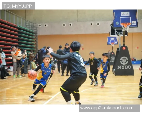 马卢阿奇篮下强势接球转身进攻成功完成21精彩瞬间 马卢阿奇篮下强势接球转身进攻成功完成21精彩瞬间